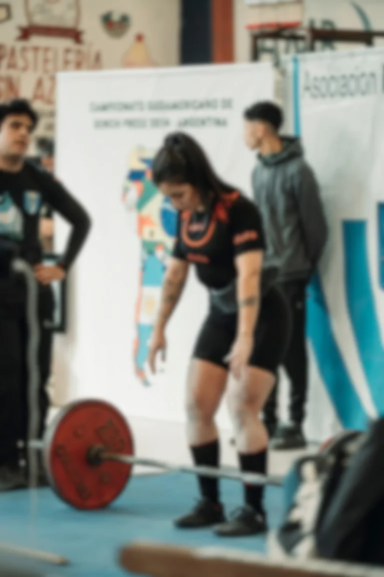 Atleta levantando en un torneo de powerlifting