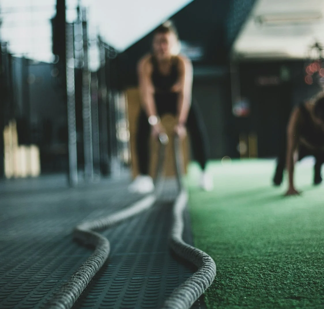 Dos personas entrenando dentro de un gimnasio